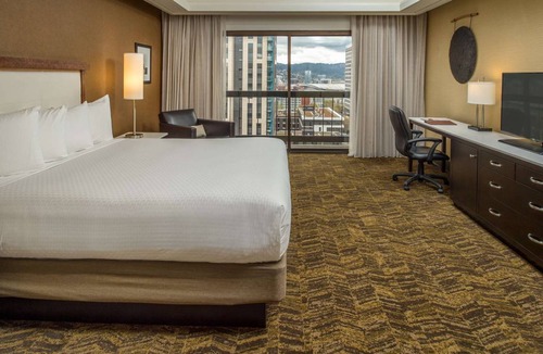 Lloyd District Hotel | DoubleTree by Hilton Hotel Portland 1 King Governor Suite with Whirlpool Tub