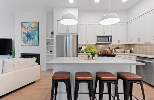 Downtown Salt Lake City Villa | Downtown Lux Townhouse 3Bd 4Ba 2 King Bed Garage