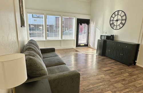 Malad City Apartment | DOWNTOWN MALAD-walk everywhere! Cozy Modern Retreat King Bed + Historic Charm
