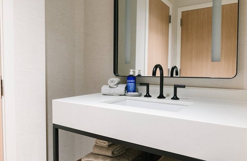 Moab Hotel | Downtown Moab Getaway Starts Here | Ideal For Family Stay | Pool & Free Parking