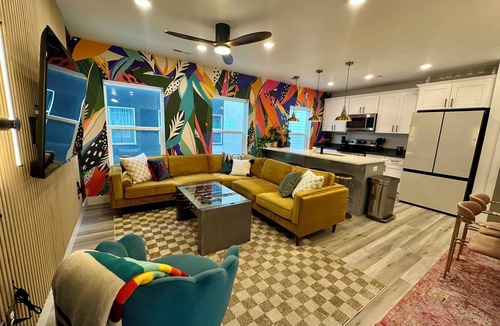 Poplar Grove House | Downtown retreat, rooftop patio, EV charger, games, stocked kitchen, TVs/desks