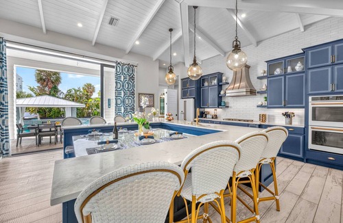 Saint Armands Key House | Dream Island | Walk to Lido Beach, Heated Pool & Spa, Pet Friendly Coastal Home