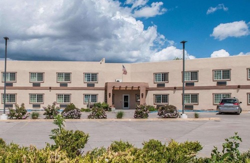 Southside Hotel | Econo Lodge Inn & Suites Santa Fe South