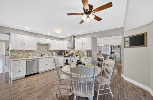 Sandy House | Enchanting English Tudor Retreat Elegant, Spacious & Cozy.