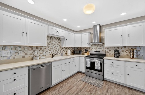 Sandy House | Enchanting English Tudor Retreat Elegant, Spacious & Cozy.