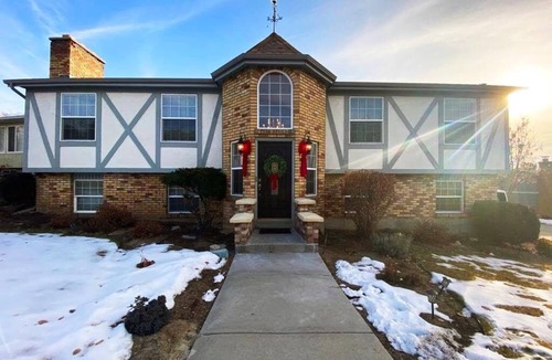 Sandy House | Enchanting English Tudor Retreat Elegant, Spacious & Cozy.