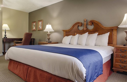 Williamsburg Resort | Enjoy our Colonial Style Resort in Williamsburg with Free parking, pool access, mini golf and tennis