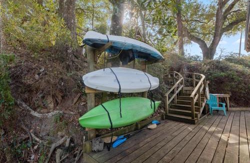Oak House | Escape on the River Private Dock Kayaks Gazebo