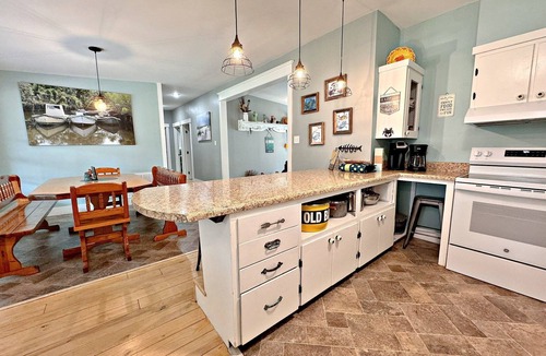 Oak House | Escape On The River