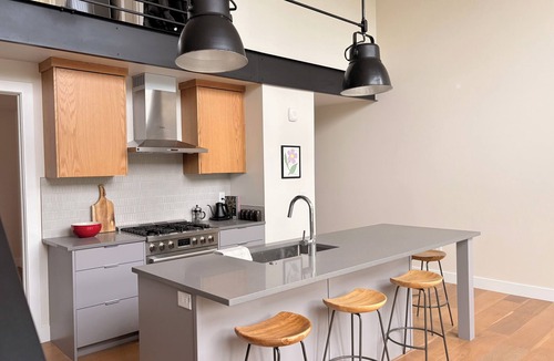 East Central Apartment | Fabulous 2 bedroom apartment in the heart of the city. Walk to 9th & 9th!