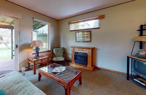 Birch Bay House | Fairview Lodge BIRCH BAY Waterfront Home Sleeps 13+ on Birch Bay Dr.