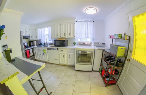 Sharon Hill House | Family Home-Sleeps 8-Spacious 3BR-Free Parking-8 Min to PHL