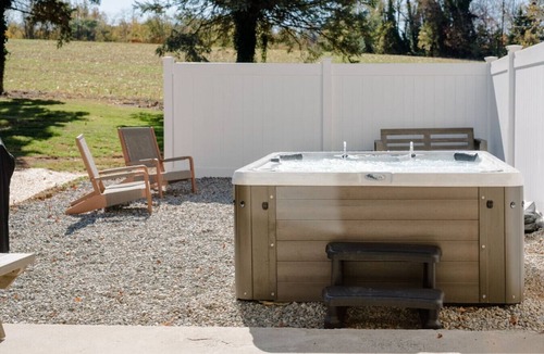Columbia House | Farmhouse|HOT TUB|Fireplace|King Bed|4 Bedroom