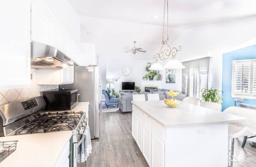 Farmington House | Farmington Gem 6BR Sleeps 16