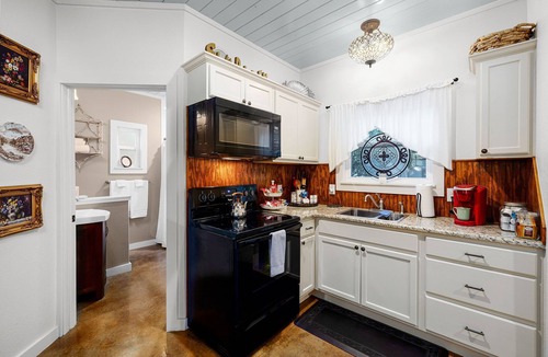 Gruene Apartment | First Floor of River Haven Guest House w/Hot Tub by Gruene!
