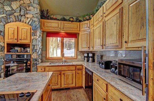 Warrior's Mark West House | Free SkyCard Activities - Private Hot Tub, Ideal for Families - Gold King Lodge