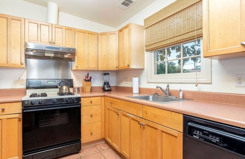 Old West Broad Neighborhood House | Frogtown Cottage | Historic Downtown Savannah, Pool, Pet Friendly