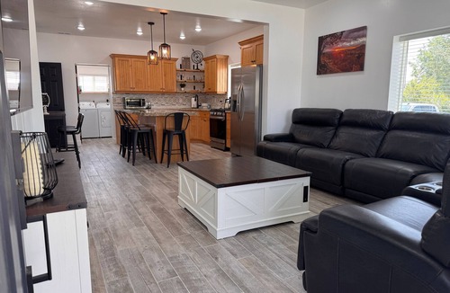 Price House | Fully Remodeled Downtown Gem Modern Comfort 3 Bedroom Sleeps 8 Plenty of Parking
