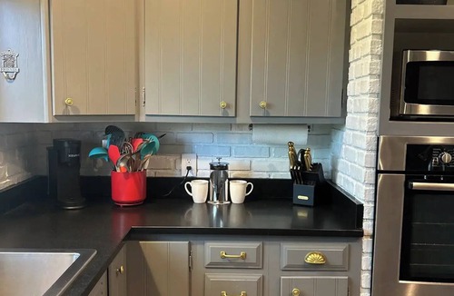 Glenn House | Gatsby style oasis near Saugatuck, shops, wineries, stunning backyard!