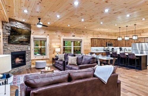 Black Bear Falls House | Gorgeous Cabin with Arcade Games, Pool and Endless Entertainment in Tennessee