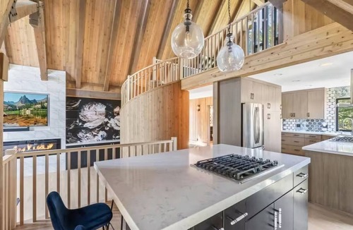 Summit Park Ski Chalet | Gorgeous Mountain House with Hot Tub, Sauna & Gym