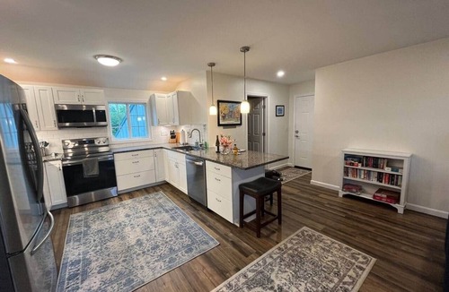 New Haven Apartment | Gracious two bedroom just minutes to Middlebury!