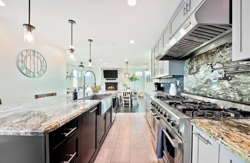 South Mission Beach House | Grand 5BD Tri-Level Home with Bay Views Garage Parking AC & Large Patio!