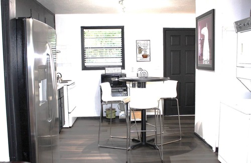 McDonough Apartment | Great Extended Work Stays-Pet-Friendly Cozy 1BR, Driveway Parking, 30M from Downtown Atlanta