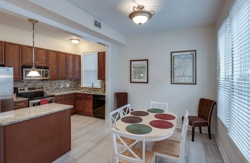 Beach Institute Condo | Gwinnett St Row: Historic 3 BR 2BA - Free Street Parking - Near Forsyth Park