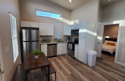 Syracuse House | Hidden Gem! Cozy and Secluded 2 bedroom Guest House *No Cleaning fee*