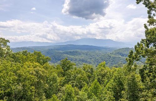 Sevierville House | High Mountain Mist A Beautiful 4 Bedroom Cabin in Starr Crest Resort with hot tub and pool table