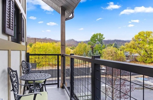 Midway Condo | Highland Cow Room | Midway Base for Golf & Ski