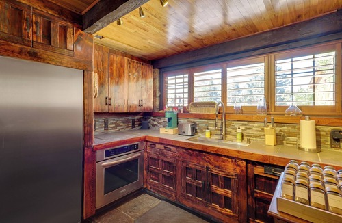 Sandy Cabin | Historical Mtn-View Getaway w/Hot Tub in Sandy!