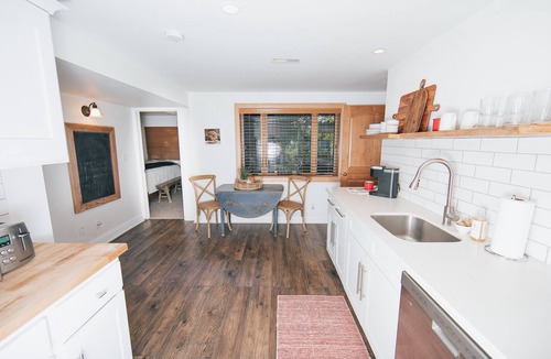 East Millcreek Apartment | Honeycut Hideaway (king bed, fireplace & Hot tub!)