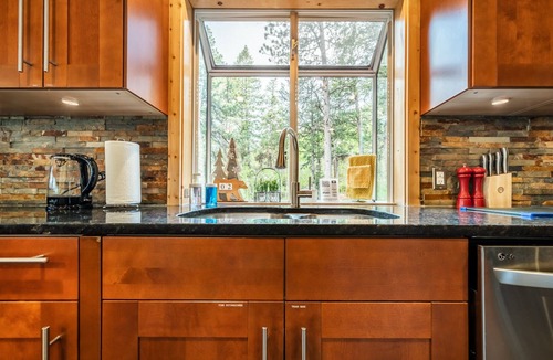 Cascade-Chipita Park Cabin | Hot Tub, 2 King Bedrooms TV in every bedroom, Amazing views.