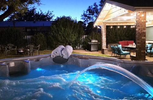 Page House | Hot Tub, Pool Table, Swing Sets, Theater, Kayaks