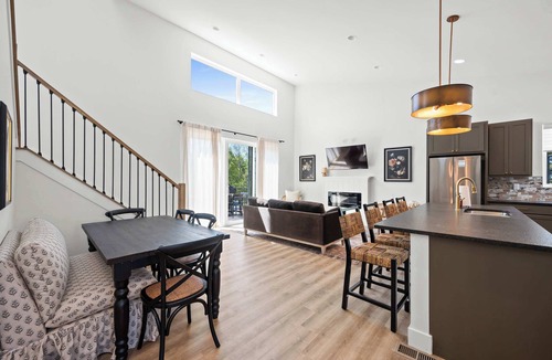 Dry Ridge House | Hot Tub, Private King Suites, 4BR 3BA, Near Ark!
