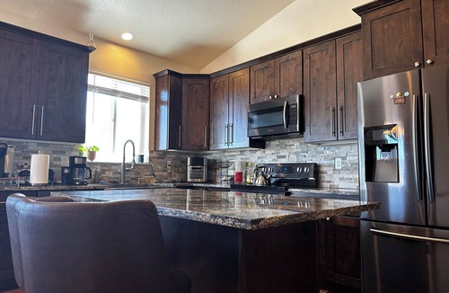Murray House | Hot Tub, Spacious 6BR Home w 2 Large Living Areas & 3 Bath