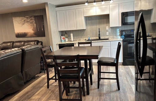 Murray House | Hot Tub, Spacious 6BR Home w 2 Large Living Areas & 3 Bath