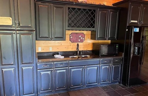 Pittman Center Cabin | Huge Log Cabin | Owner Managed | Mtn Views | Fire Pit | Lawn | Brook | Swing Set