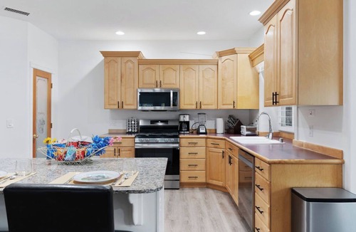 South Jordan House | HUGE reunion ctr 30+, 16 BR, 8.5 bath, pets