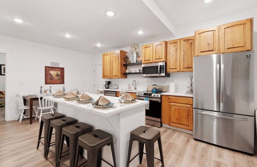 South Jordan House | HUGE reunion ctr 30+, 16 BR, 8.5 bath, pets