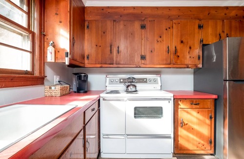Cedar Mountain Cottage | Idle Hour minutes to Dupont State Forest or Pretty Place
