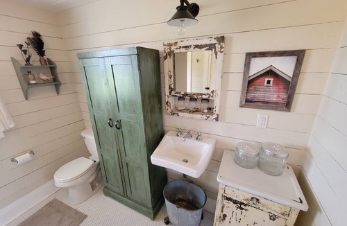 Dade City House | Idyllic Storybook Farmhouse, Private Lake & Dock!