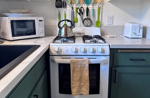 Big Bear Cabin | Jackalope Hideout, Cozy Fall Mountain Getaway, Dog Friendly, Fenced Yard