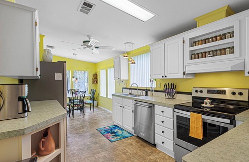 Weeki Wachee Gardens House | Kayaks, king bed, movie theater, fishing, float mat, yoga, screened lanai
