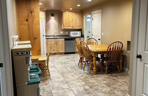 Hooper House | KING bed, 2-bedroom, full kitchen, pickleball, park. Private, spacious basement.