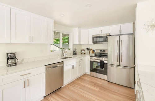 Victory Heights House | King Bed Firepit Creekside Pets OK Parking Near I-5 & UW & EV charger