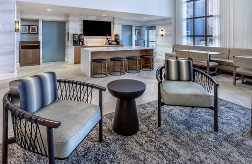 Glendale Apartment | King Studio w/Kitchen | Hot Breakfast + Pool