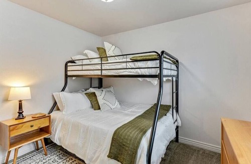 Springville House | King Suite, Wide Backyard, Lots of Parking!